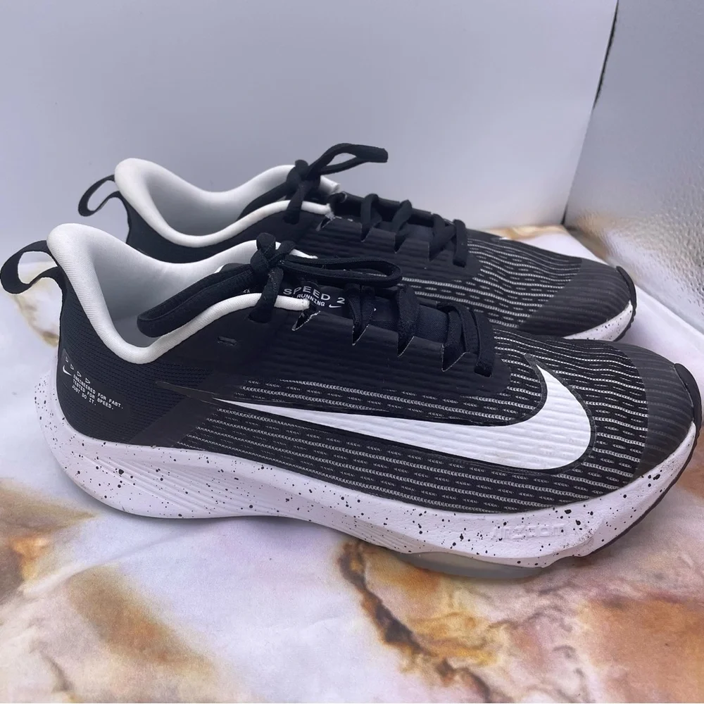NIKE kids air zoom speed 2 workout running sneakers Size 4.5Y